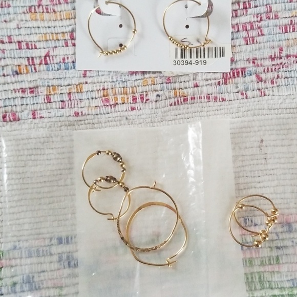 Fashion gold tone hoops spring close - Picture 4 of 6